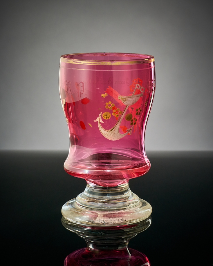 Fußbecher oder Hochzeitsbecher. Farbloses Glas mit rosa Innenüberfang. 'Zum Andenken R. P. und M.