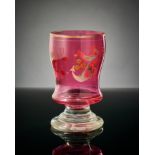 Fußbecher oder Hochzeitsbecher. Farbloses Glas mit rosa Innenüberfang. 'Zum Andenken R.  P. und M. 