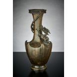 Drachenvase. Balustervase im Sechspass geteilt, figuraler Drache. Swastikakante. Bronze. China, End