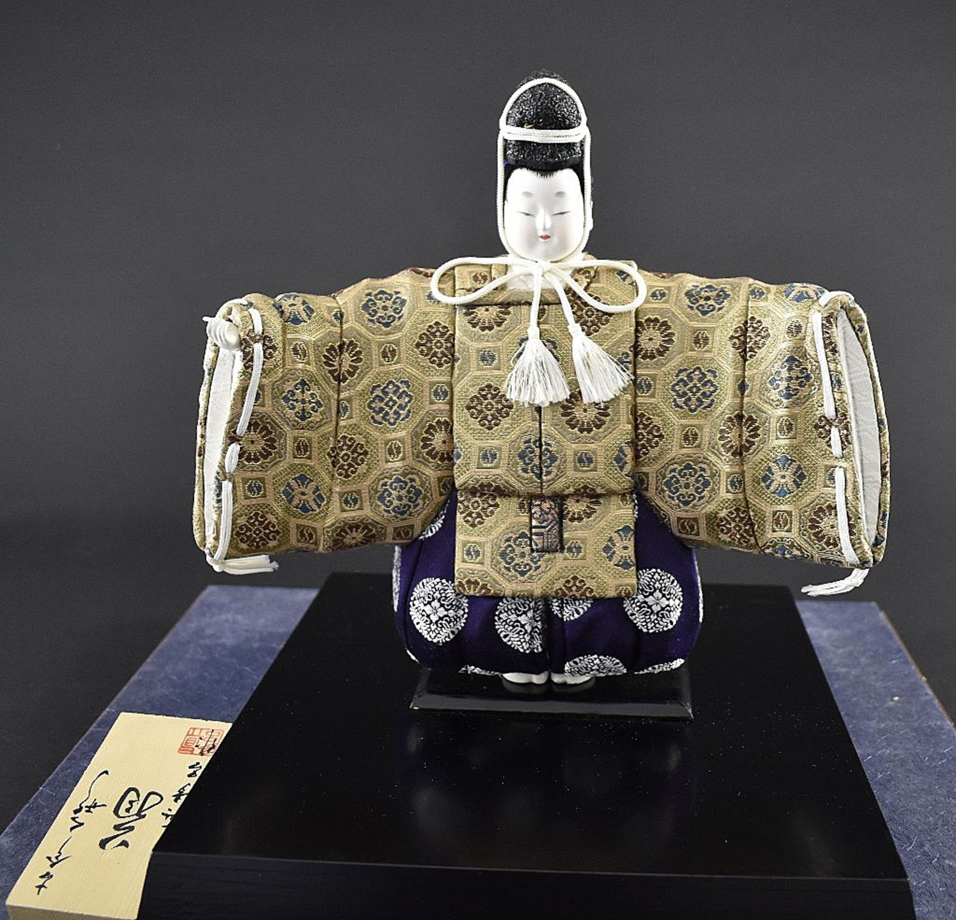 Japanische Puppe. Muschelkalkgesicht. Brokatgewand. H 27 cm. Im Glaskasten