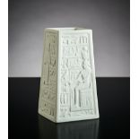 Pylon-Vase. Quadratisch nach oben verjüngt. Reliefdekor mit Hieroglyphen. Entwurf Hans Achtziger S