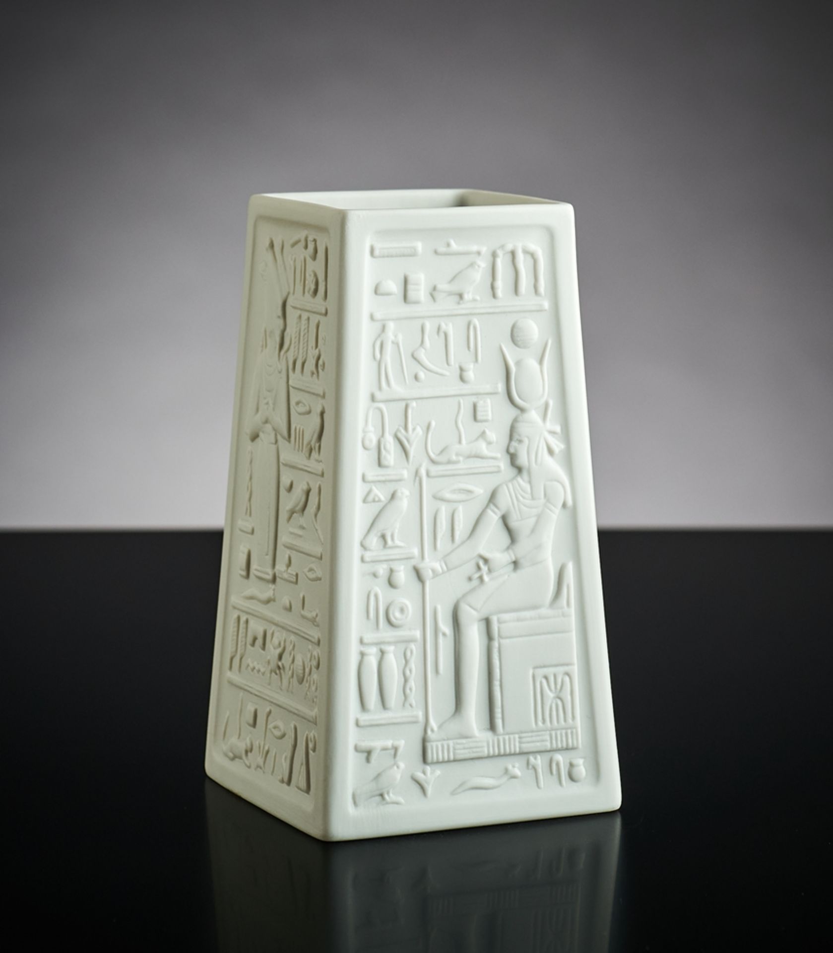 Pylon-Vase. Quadratisch nach oben verjüngt. Reliefdekor mit Hieroglyphen. Entwurf Hans Achtziger S