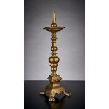 Kerzenleuchter. Auf drei Tatzenfüßen. Balusterschäftung Bronze. Um 1700. H 32,5 cm