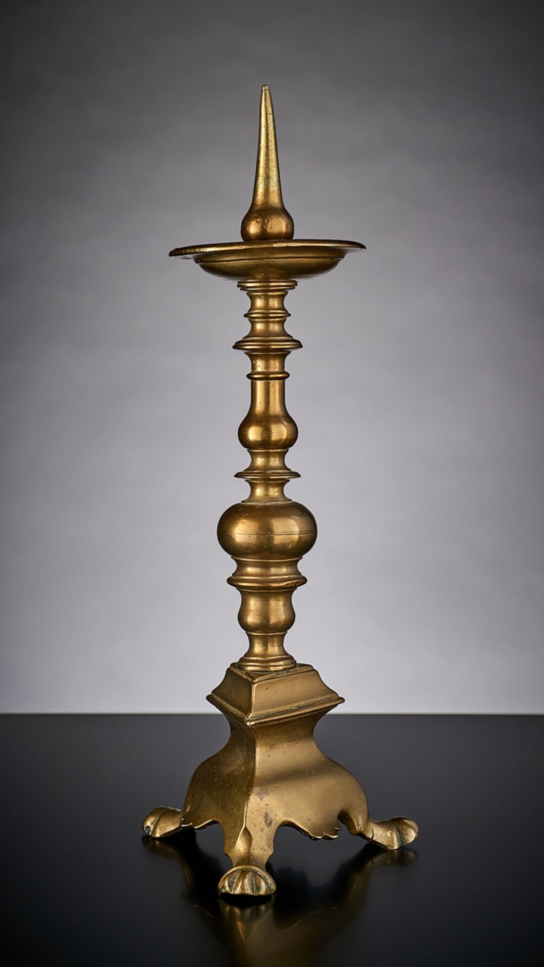 Kerzenleuchter. Auf drei Tatzenfüßen. Balusterschäftung Bronze. Um 1700. H 32,5 cm