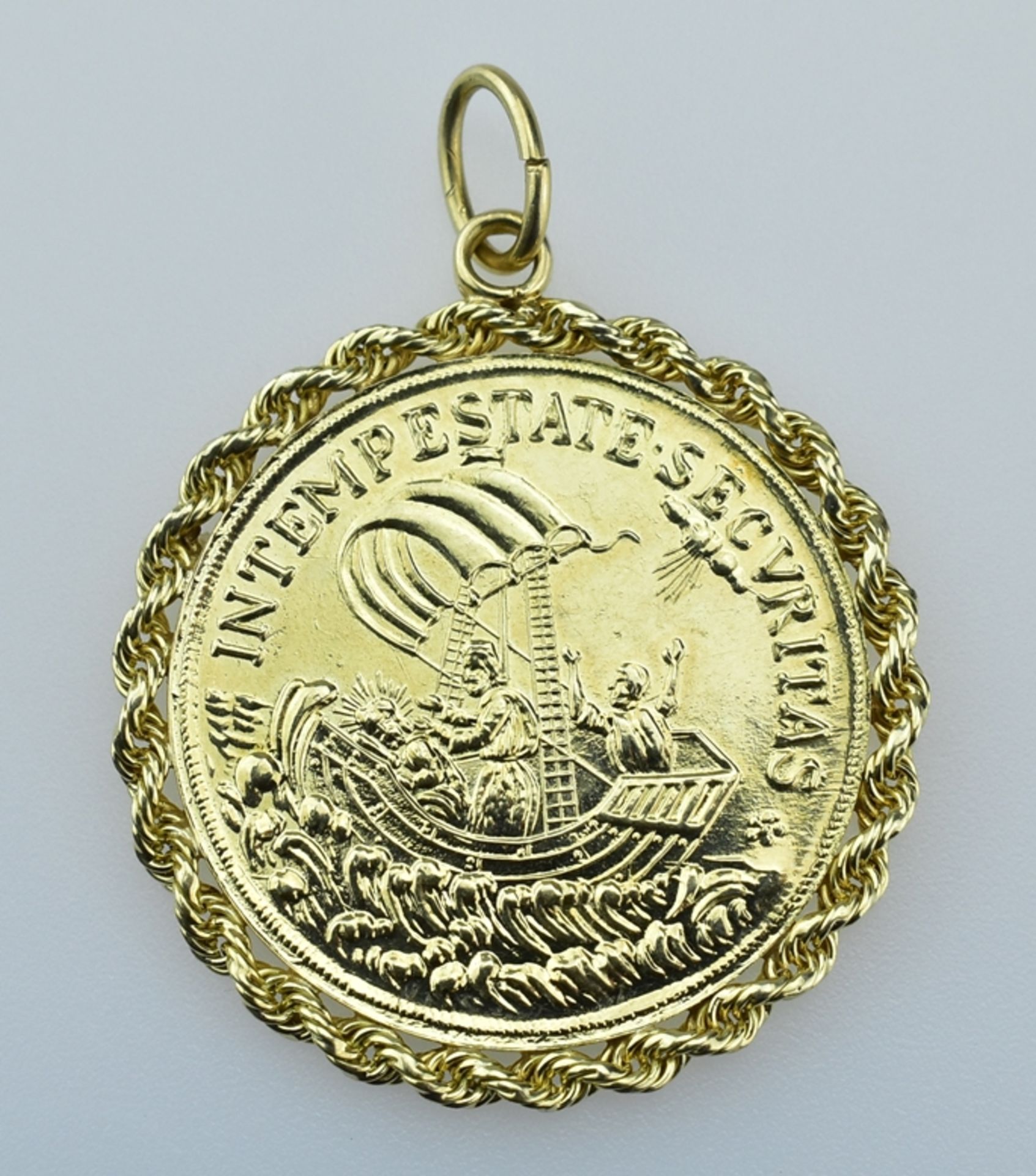 St. Georg-Anhänger.  Medaille mit Hl. Georg zu Pferd. Verso Schrift:'In Tempestate Securitas'. Kord - Bild 2 aus 2