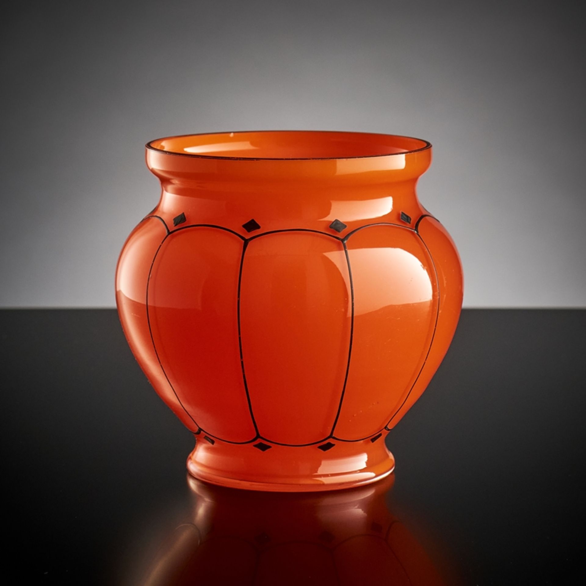 Vase. Bombiert. Orangerot unterfangen. Linearer Schwarzlotdekor. Loetz, Klostermühle, um 1920. H 11