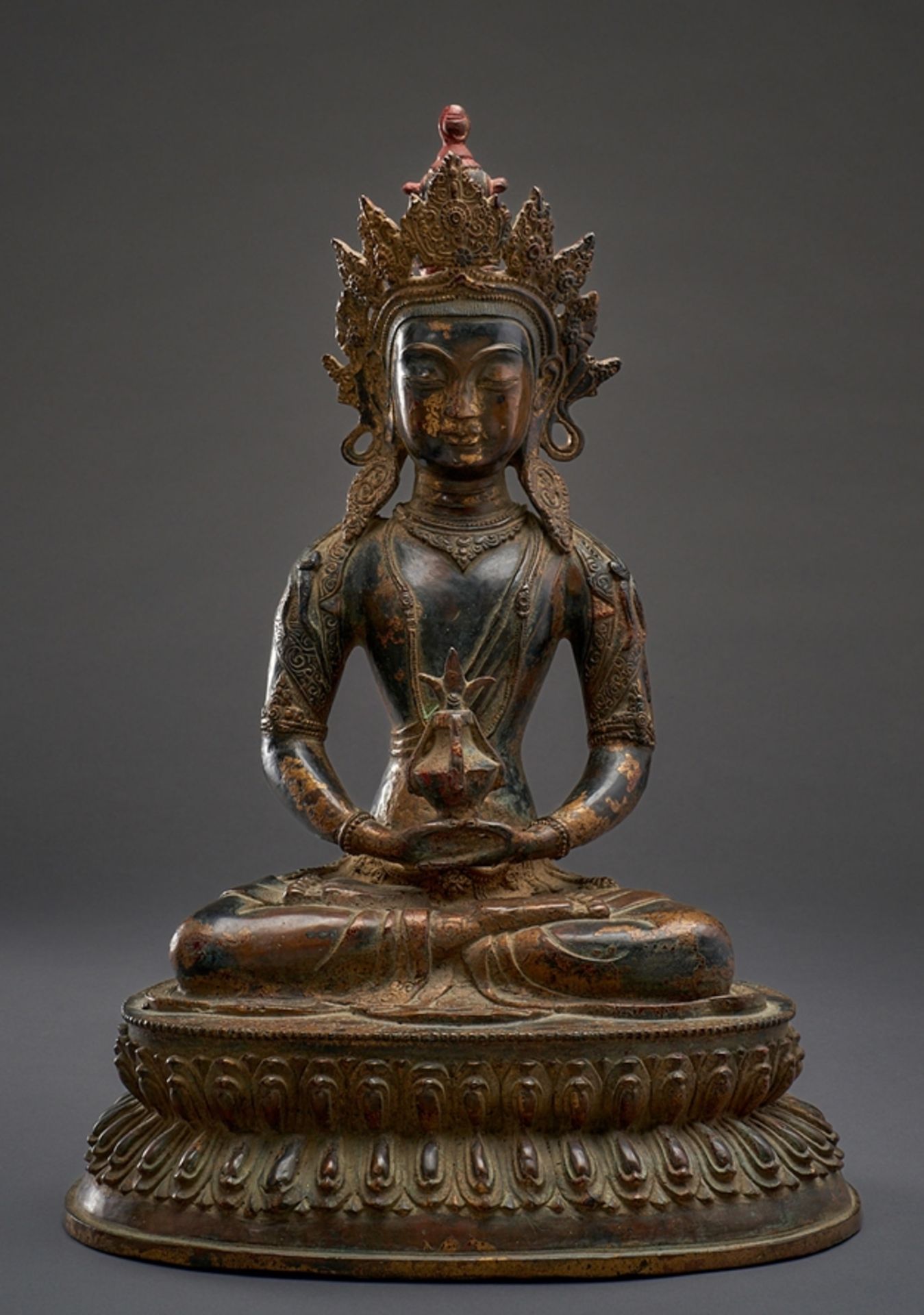 Bodhisattva Avalokitesvara. Auf doppeltem Lotossockel. Dyana asana Bhumisparsa mudra. Bronze mit du