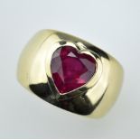 Rubinherzring. Rubinherz 4,5 ct. in glatter Fassung. 14 ct. RG. 14,5 g