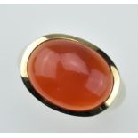 Carneolring.  Carneolcabochon 9 ct. in glatter RG-Fassung 14 ct. RG