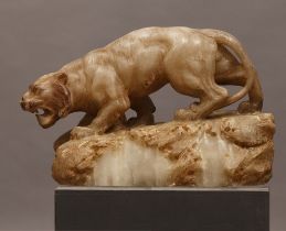 Schleichender Berglöwe. Alabaster. Florenz um 1900. 37 x 58 cm