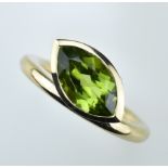 Reizvoller Peridotring. Navettförmig geschliffener Peridot 2,7 ct. 14 ct. RG