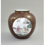 Bauchige Vase. Kurzer eingezogener Hals. Feine filigrane Goldmalerei mit Drachen und Chrysanthemen