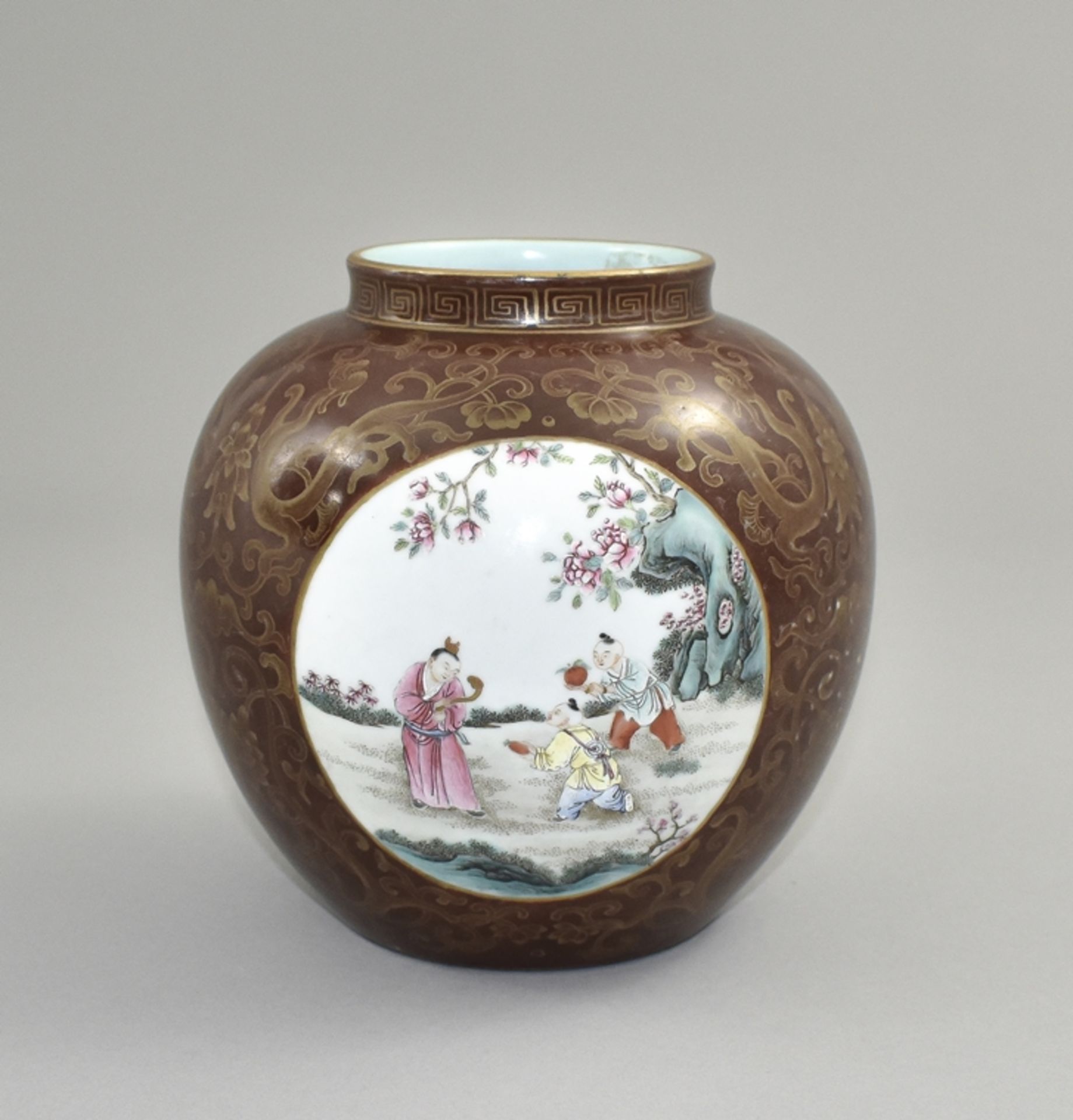 Bauchige Vase. Kurzer eingezogener Hals. Feine filigrane Goldmalerei mit Drachen und Chrysanthemen