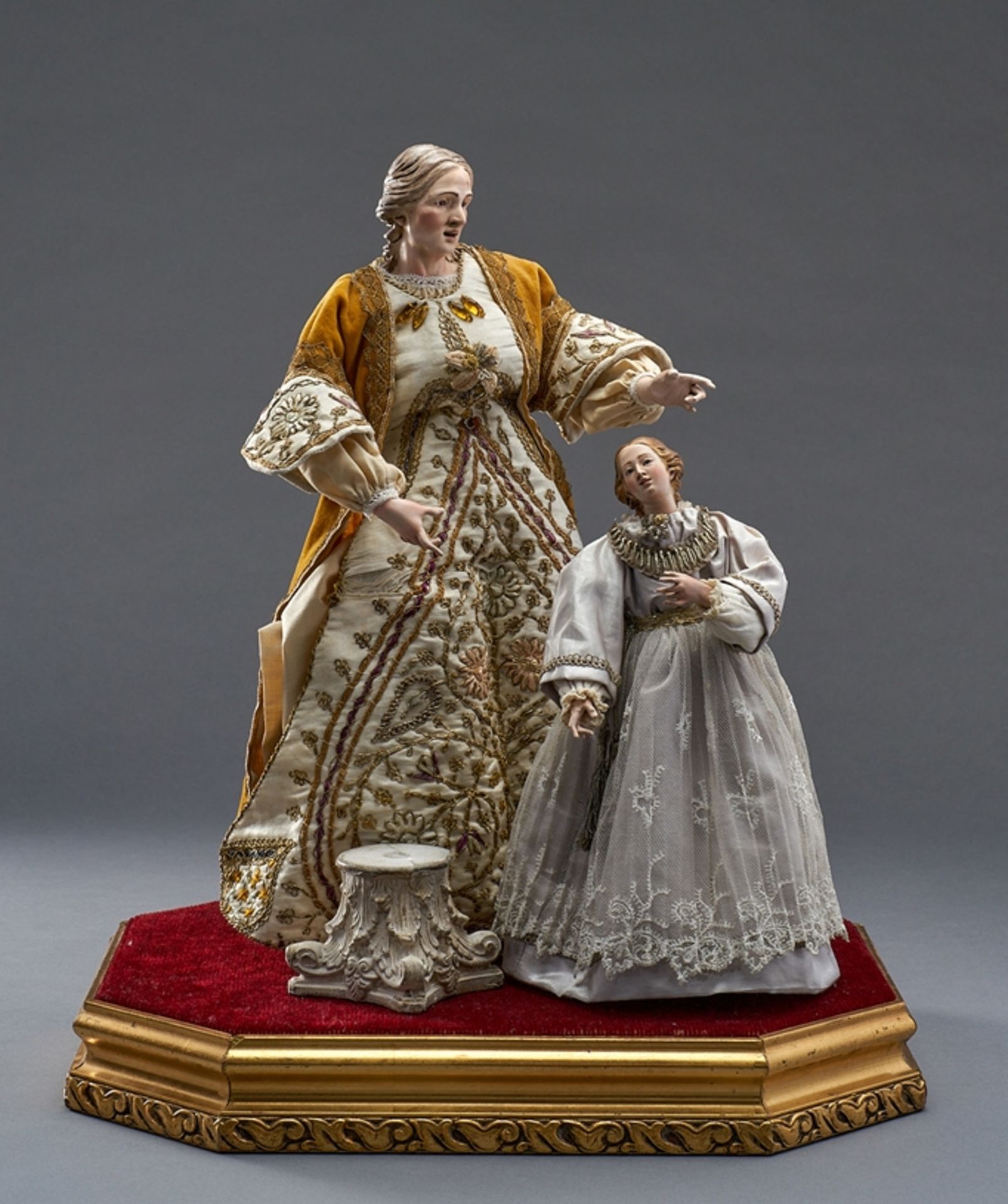 Mutter Anna und Maria als Figurinen. Köpfe, Arme und Beine aus bemalter Keramik. Prächtige Kleidung