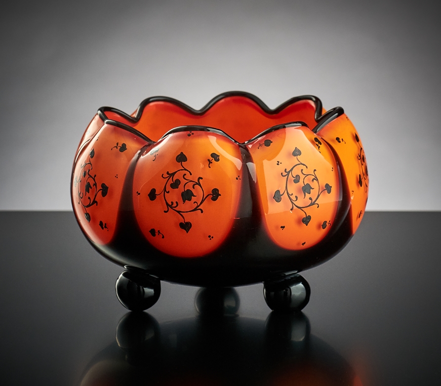 Kürbisförmige Vase. Auf Kugelfüßen. Orangerot unterfangenes Opalglas mit voilettem Überfang und Sc