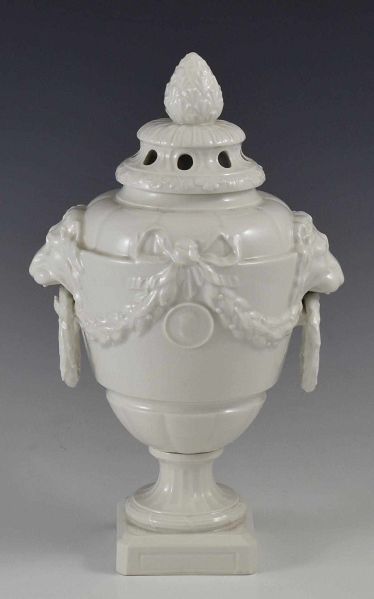 Potpourri-Vase mit seitlichen Löwenköpfen, Lorbeerkränzen und Deckel mit Pinienzapfen. Zeptermarke