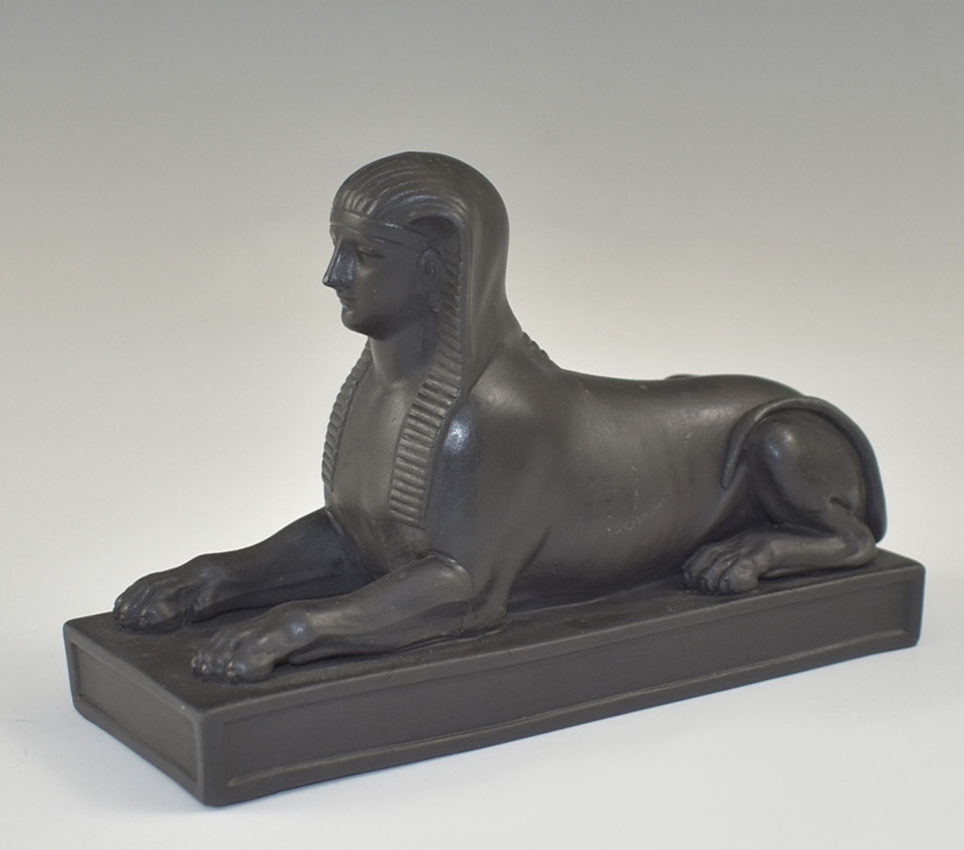 Sphinx. Rechteckiger Plinthensockel. Black Basalt Ware. Sammlungsetikett Lauer-Collection. Wedgewoo