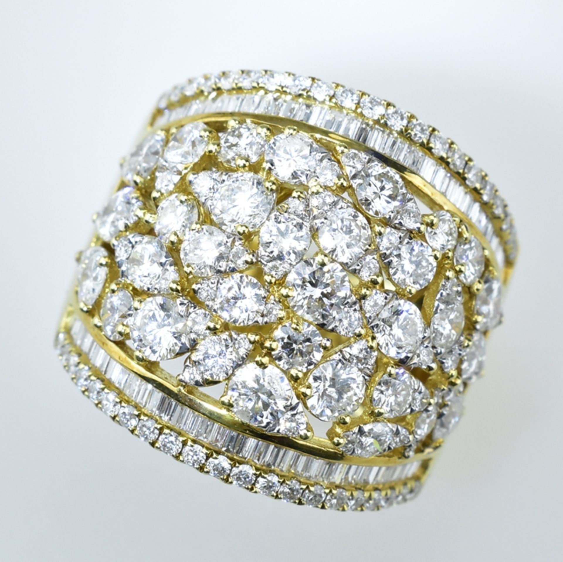 Beeindruckender Brillant-Diamantring. Brillanten und Diamantbaguetten von zus. ca. 3,85 ct. in 18 c