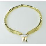 Elegantes Collier. Kastenförmige Glieder mit brillantbesetzter Spange. Sieben Brillanten zus. 1,35