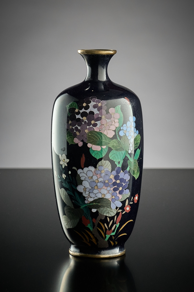 Feine Cloisonné-Vase. Nachtblauer Fond mit polychromen Blüten. Nagoya, um 1920. H 12,5 cm