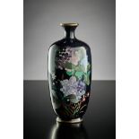 Feine Cloisonné-Vase. Nachtblauer Fond mit polychromen Blüten. Nagoya, um 1920. H 12,5 cm