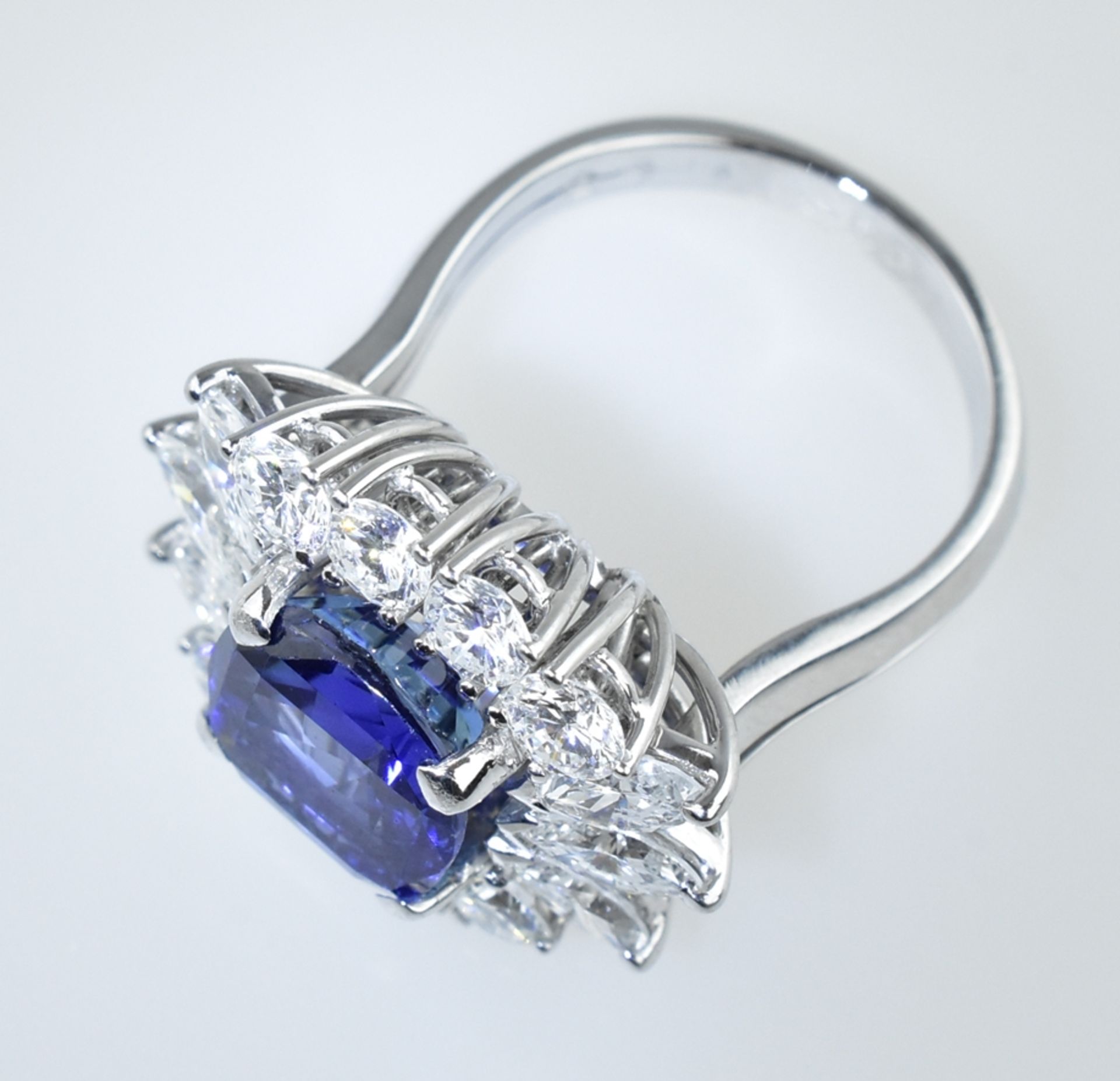 Außergewöhnlicher Ring mit Burma Saphir. Saphir von 5,94 ct. in leuchtendem Blau. Kissenschliff. Ed - Bild 2 aus 3