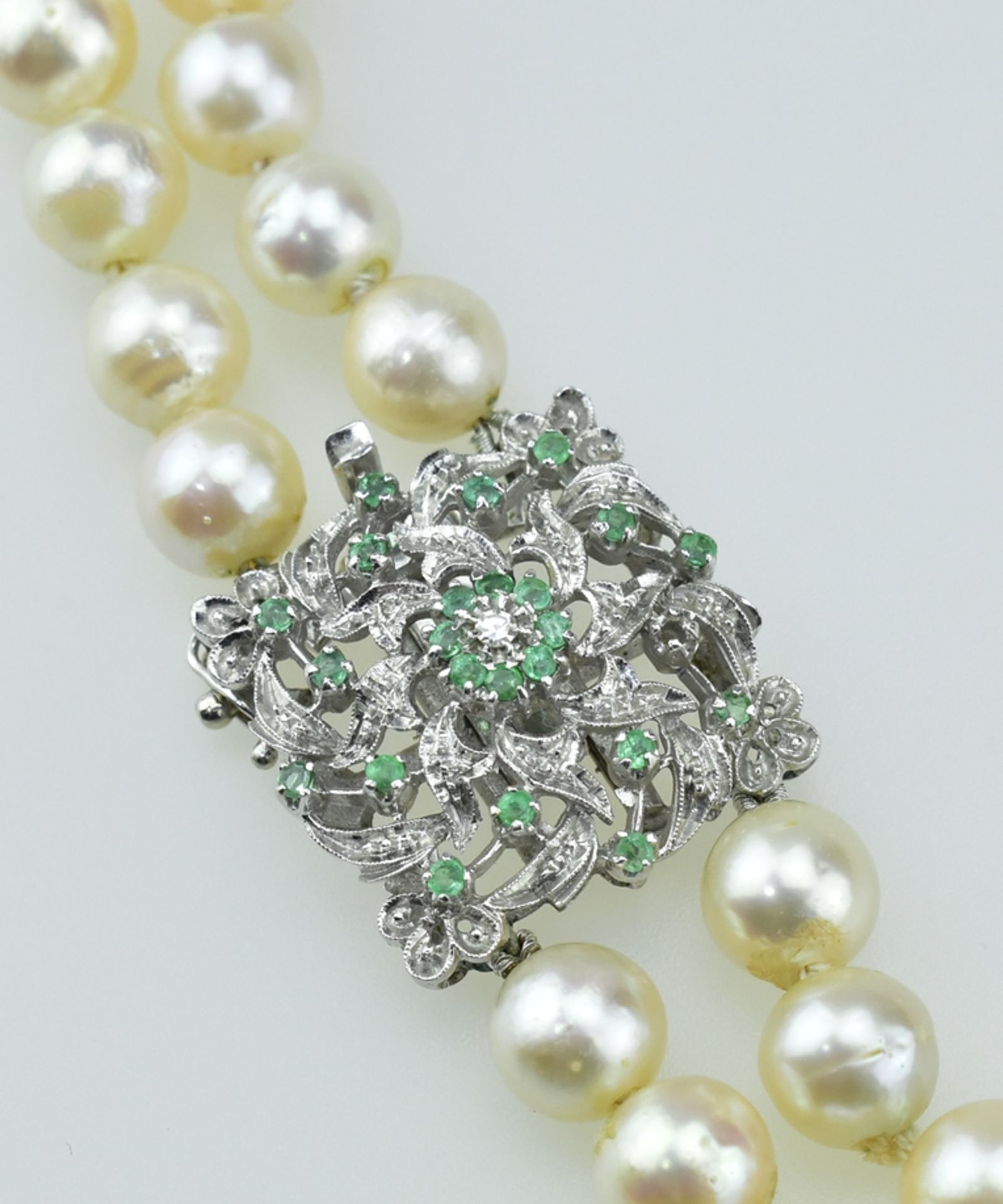 Zweireihige Perlenkette. Akoyaperlen Ø 8,5 mm. 18 ct. WG-Schloß mit kleinen Smaragden. L 49 cm - Image 2 of 2