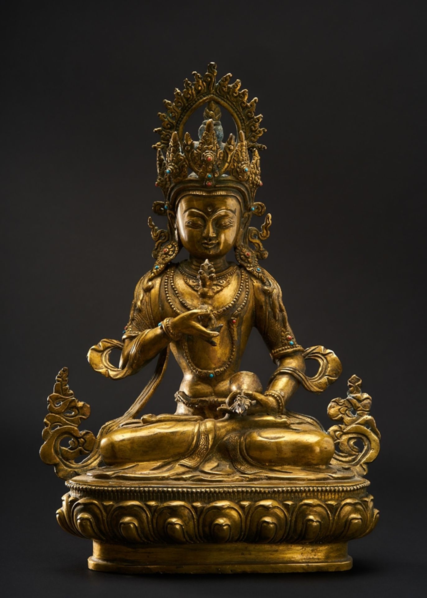 Avalokitesvara. Dhyan Asana. In den Händen Tempelglocke und Juwel. Auf Lotussockel. Gefasst Steine.