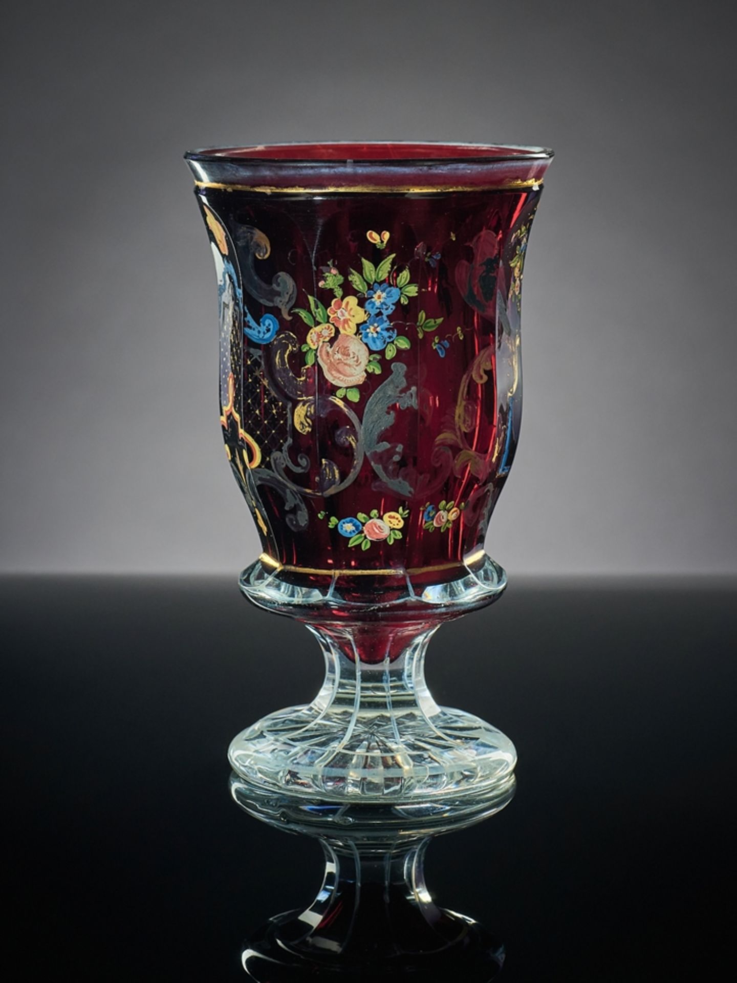 Fußbecher. Rot unterfangen. Polychromer Dekor mit Blumen, Voluten und Vögeln. Böhmen, um 1850. H 14