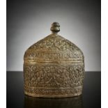 Kuppelförmige Deckeldose. Reich ornamental ziseliertes Kupfer. Indo-persisch, 19. Jh. H 12, 5 cm Ø