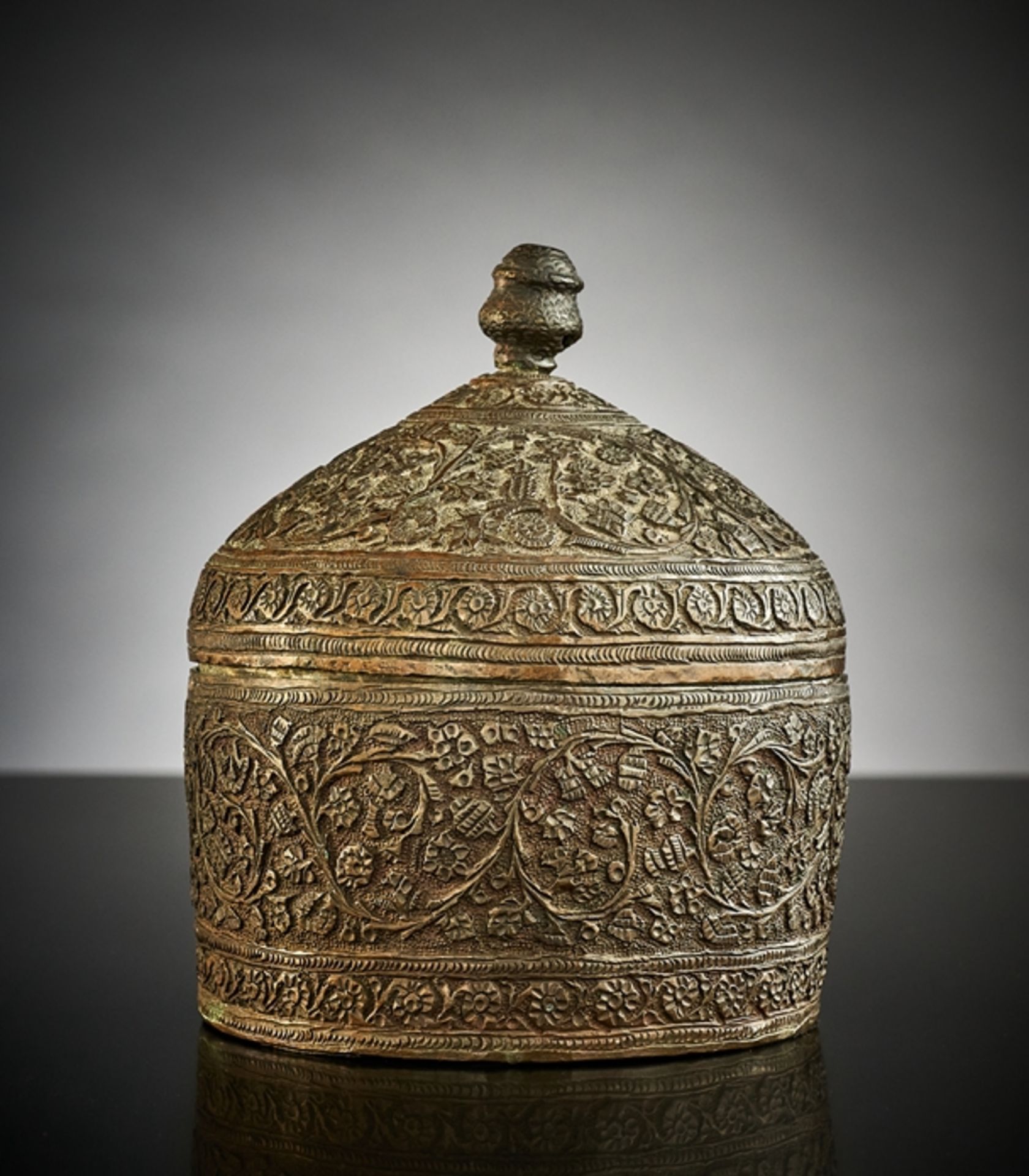 Kuppelförmige Deckeldose.  Reich ornamental ziseliertes Kupfer. Indo-persisch, 19. Jh. H 12, 5 cm Ø