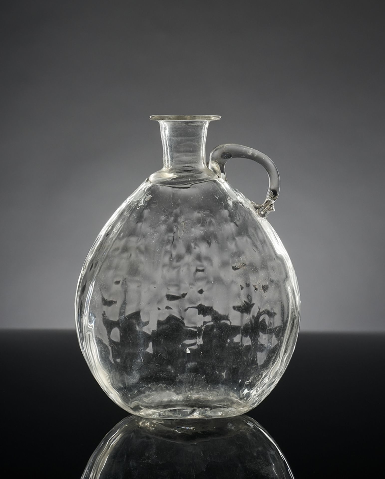 Plattflasche mit Henkel.  Längsoptisch. Anfang 19. Jh. H 14 cm