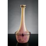 Langhalsvase.  Opalglas mit streifigem, rosa und grünem Unterfang. Aufgeschmolzene Fäden und amethy