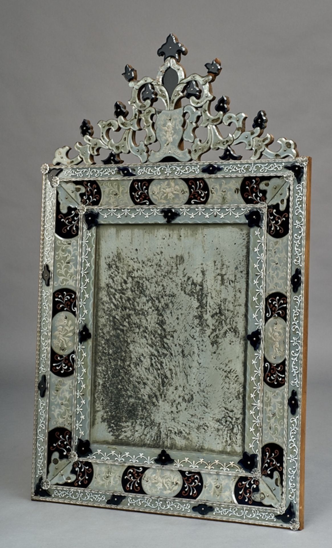 Spiegel im venezianischen Stil. Zierätzung und Bemalung. Zirndorfer Spiegelfabrik. Um 1900. 130 x 8