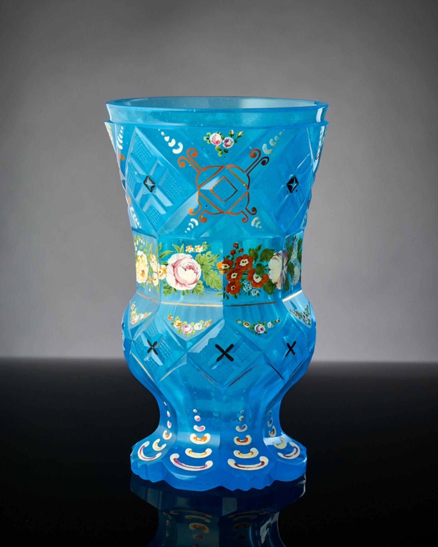 Fußbecher. Türkisblaues Glas mit geometrischem Schliffdekor und polychromer Blütenmalerei. Nordböh