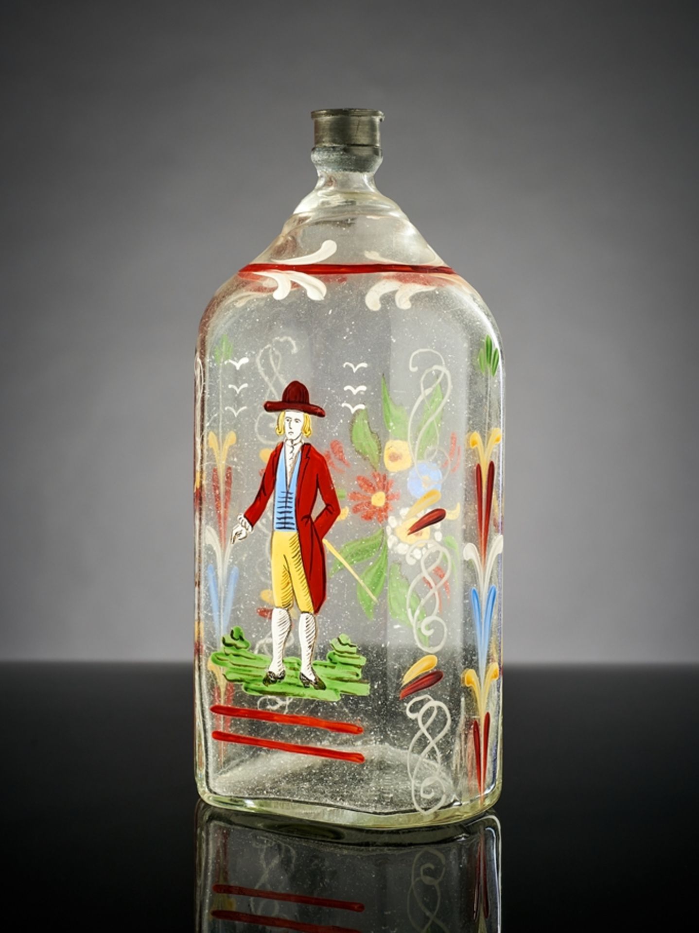 Große Schnapsflasche.  Emaille-Bemalung mit Kavalier, Blüten und Spiralen. Zinnschraubverschluß. Fr