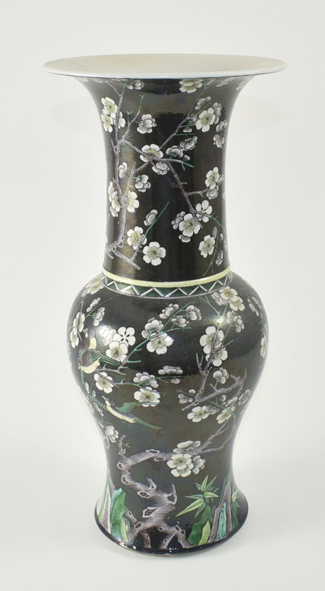 Famille noire-Vase vom Typ zun. Auf schwarzem Fond Bemalung mit Kirschblütenästen und Vögeln über F
