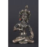 Bodhisattva Manjusri. In den Händen vajras. Silber. Tibet. H 9 cm
