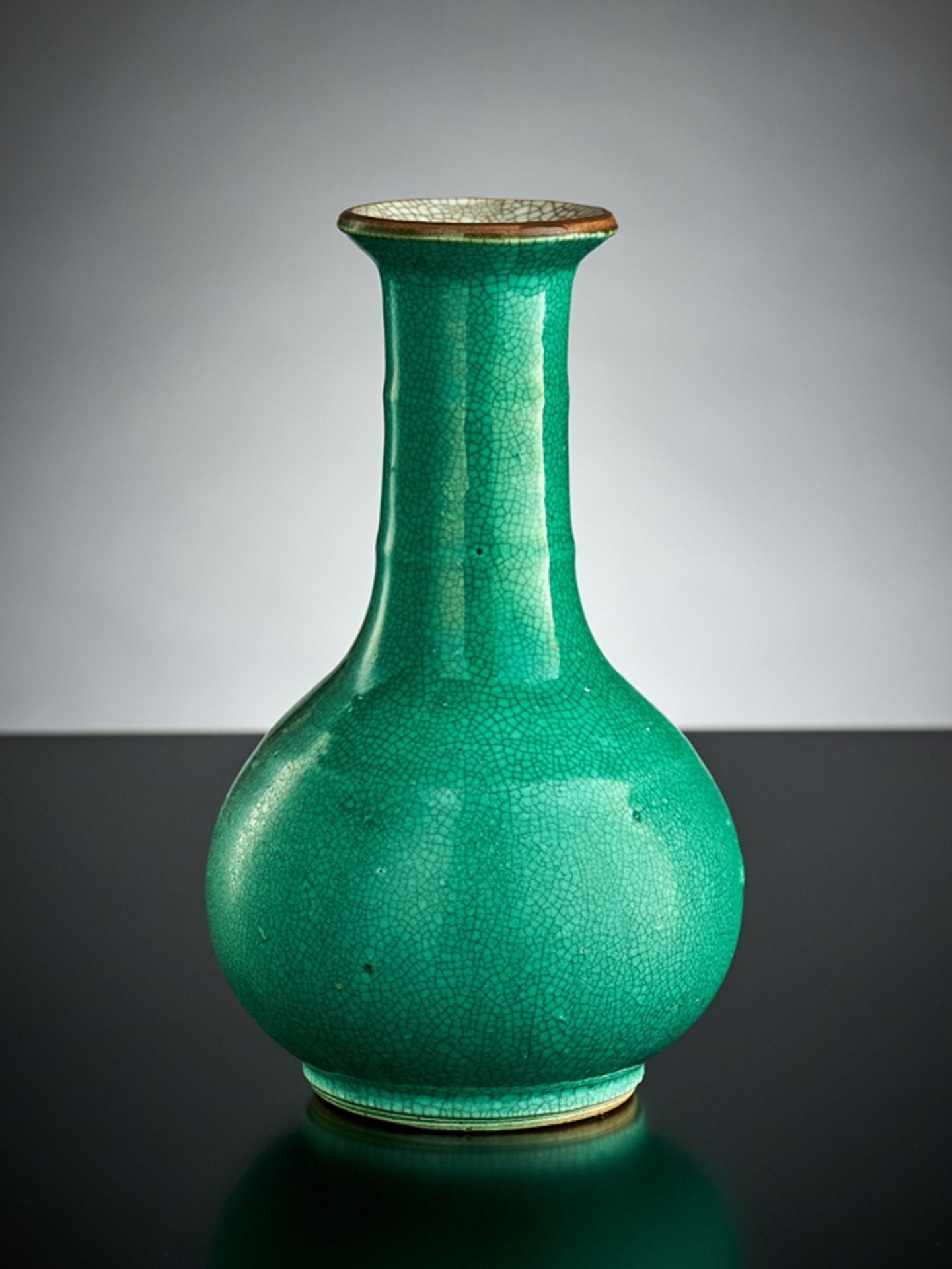 Feine Vase. Mit monochromem grünem Emaille-Craquelé. Braune Randlinie. China. H 15,5 cm