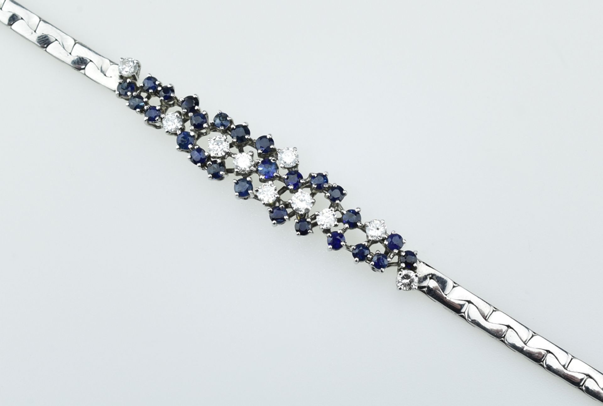 Feines Saphir-Brillantarmband. Brillanten ca. 0,90 ct., blaue Saphire ca. 1,4 ct. 18 ct. WG. L 18,