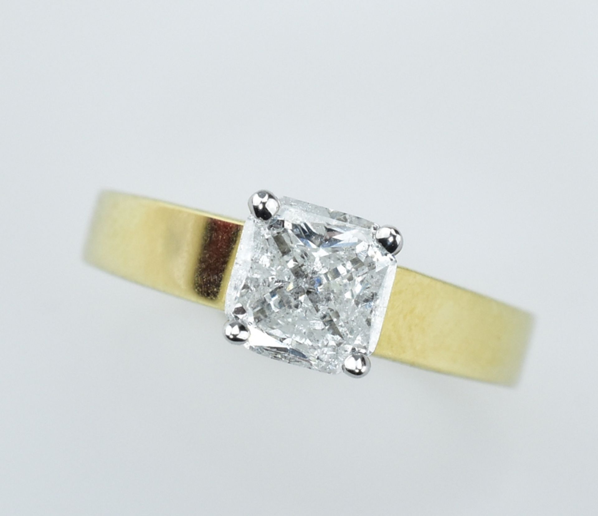 Solitär.  Diamant 1,02 ct. modifizierter, oktagonaler Princesschliff. Feines Weiß-weiß (Top Wesselt