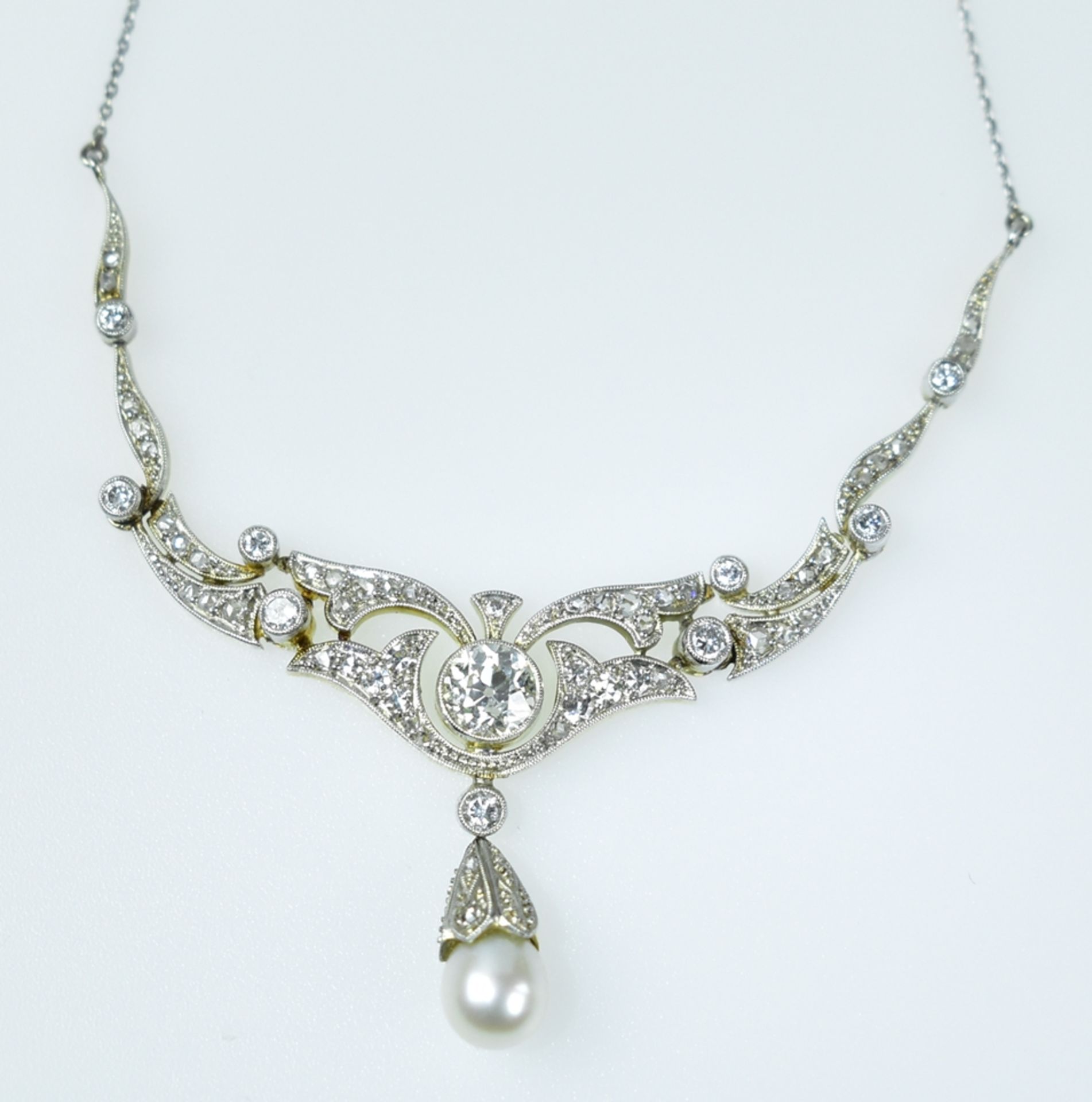 Feines Fin de siècle-Collier. Mittig Altschliffdiamanten ca. 0,60 ct. Weiß (wesselton)-vs. Diamant