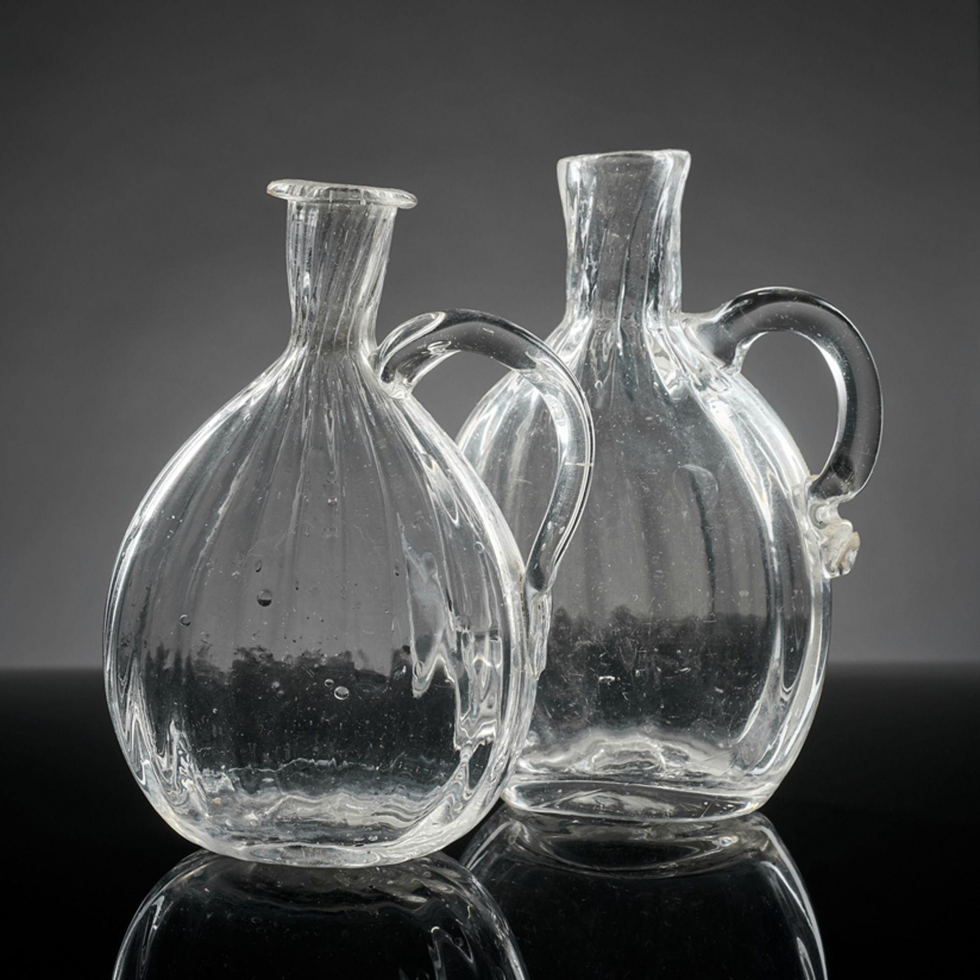 Zwei Plattflaschen mit Henkel. Optischer Dekor. Anf. 19. Jh. 14 und 15 cm