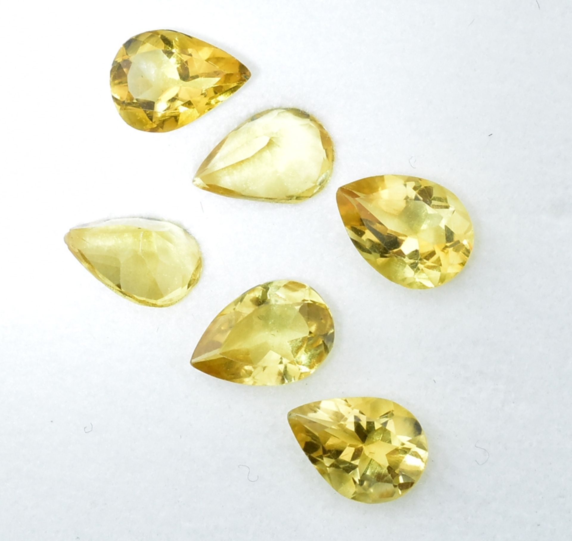 Sechs gelbe Saphirtropfen. 3,26 ct.