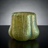 Vase mit weitem Hals. Organisch geformt. Grünes Glas mit aufgeschmolzenen Kröseln und Fäden. Pallme