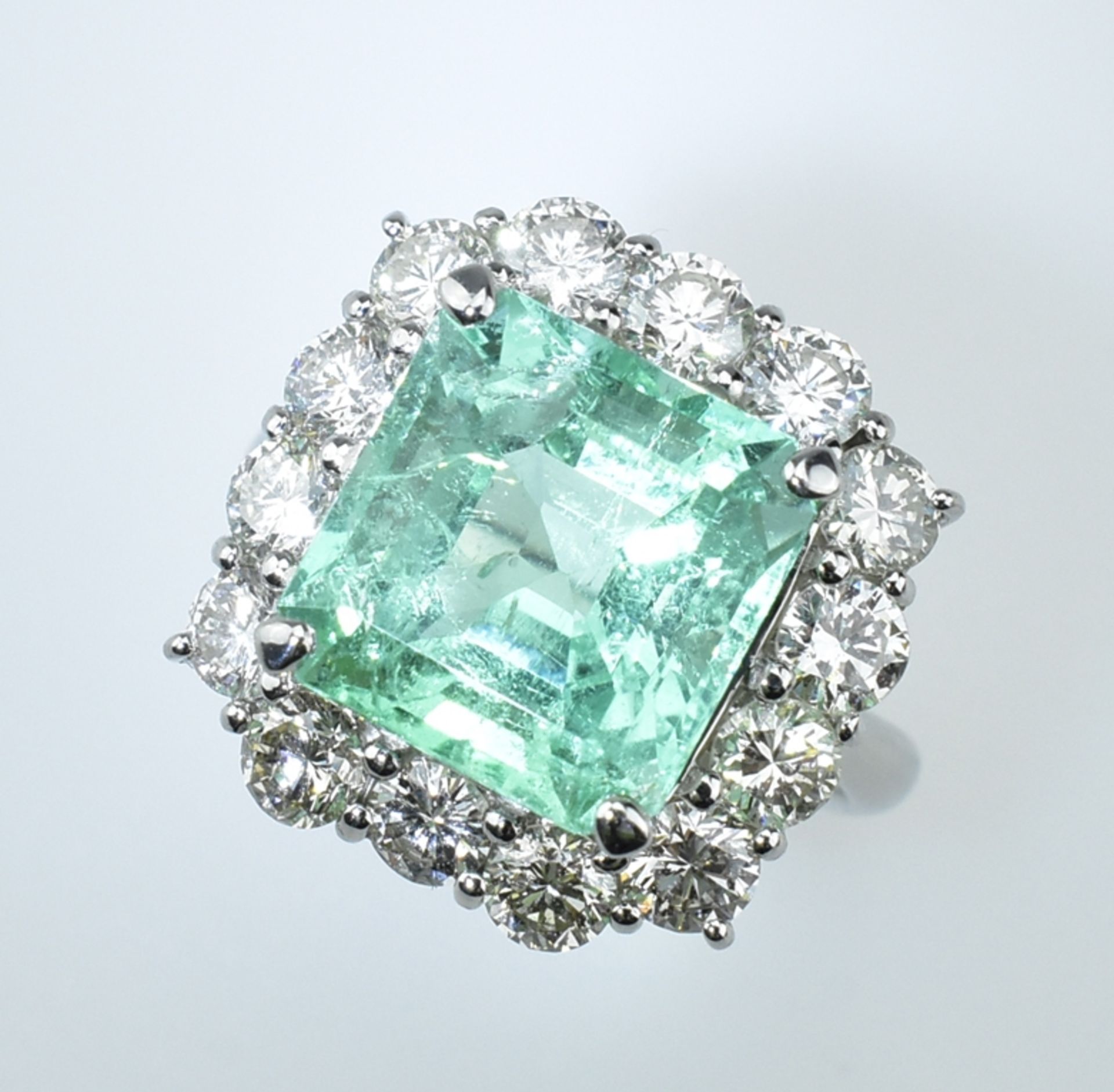 Prächtiger Smaragd-Brillantring.  Oktagonaler, kolumbianischer Smaragd von 6,01 ct.! in sehr schöne