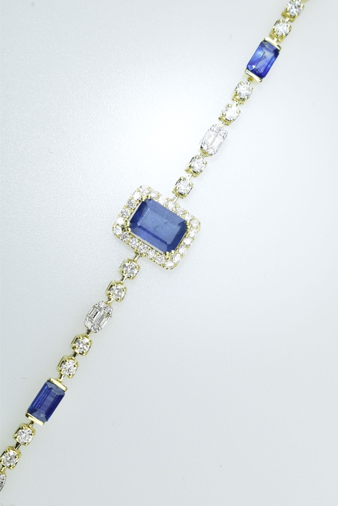 Feines Saphir-Brillantarmband. Blaue Saphire 2,5 ct. Diamantbaguetten und Brillanten von ca. 1,40 c - Bild 2 aus 2