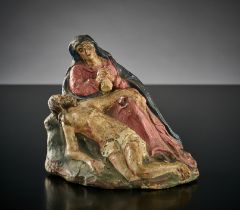Pietá. Auf einem Rasensockel sitzende Madonna, den Leichnam Christi betrauernd. Terrakotta, polychr