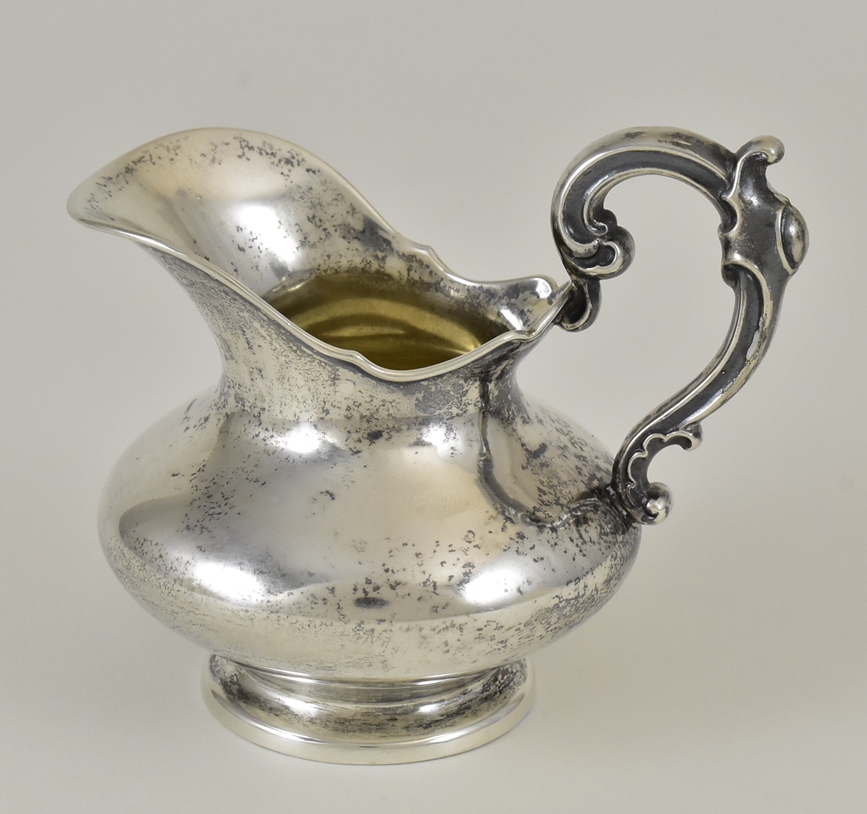 Sahnekännchen. Barock geschweift. Innenvergoldung. Deutsch, um 1850. H 7,5 cm 57 g