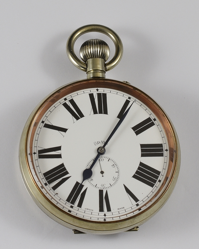 Seltener, großer Regulator in Form einer Taschenuhr. Glattes Argentangehäuse. Emaille-Ziffernblatt